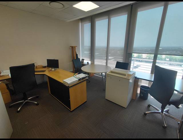 253M² OFFICE TO LET IN MIDRIDGE PARK